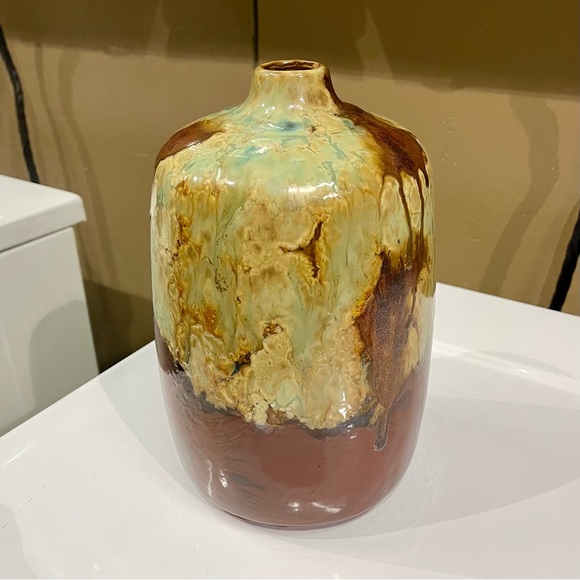 Beautiful Pottery Vase - Picture 4 of 7